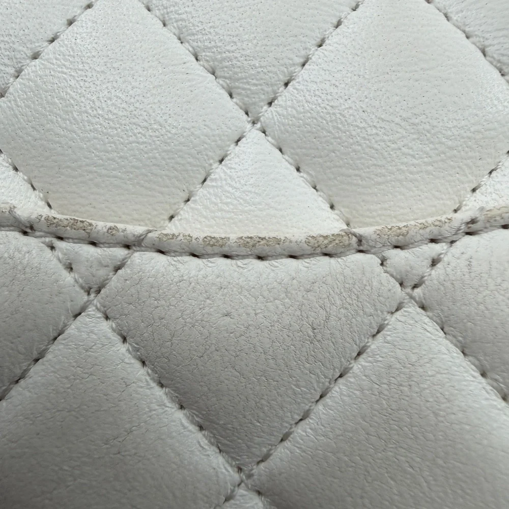 CHANEL Quilted White Shoulder Bag with Gold Hardware - Picture 7 of 16